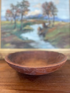 Gran cuenco de madera de Munising para amasar, firmado, con una pátina intensa y una grieta debida al paso del tiempo.
