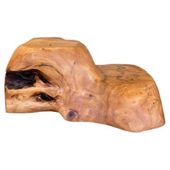 Soporte de exposición o base para escultura, tallado a mano con borde natural, probablemente de madera de nudo.