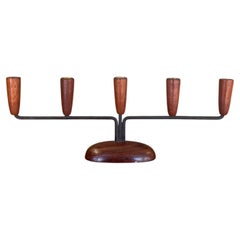 Candelabro de 5 brazos de estilo danés moderno de mediados de siglo con una base escultural de madera.