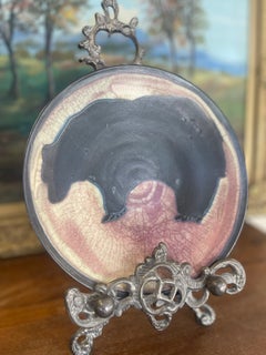 Signierter, handgefertigter Kunstteller mit Bärenmotiv aus Keramik.