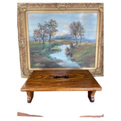 Poggiapiedi probabilmente antico, realizzato a mano, presumibilmente in rovere, con intaglio decorativo.