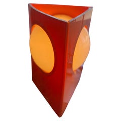 Lampada da tavolo triangolare in stile "Space Age" degli anni '70, in plastica arancione con cupole in vetro bianco.