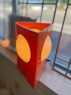 Lampada da tavolo triangolare in stile "Space Age" degli anni '70, in plastica arancione con cupole in vetro bianco.