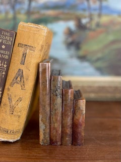 Fermalibri vintage in marmo, probabilmente onice, lucidato, con forma a gradini sovrapposti.