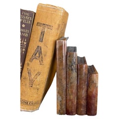 Fermalibri vintage in marmo, probabilmente onice, lucidato, con forma a gradini sovrapposti.