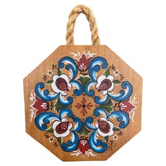 Targa da parete norvegese del 1977, dipinta a mano in stile Rosemaling, con manico in corda – firmata.