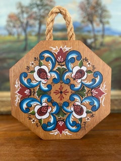 Targa da parete norvegese del 1977, dipinta a mano in stile Rosemaling, con manico in corda – firmata.