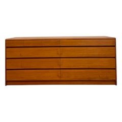 Credenza vintage in teak in stile Mid-Century Modern, lunga e bassa, a due ante.