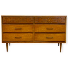 Commode vintage Bassett de style « Mid-Century Modern » en noyer, à 6 tiroirs.