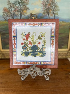 Piastrella in ceramica in stile faience francese d'epoca con motivo floreale dipinto a mano.