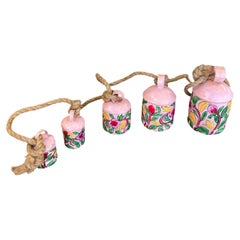 Guirlande de clochettes en métal rose peintes à la main avec motif floral, lot de 6 clochettes à suspendre.