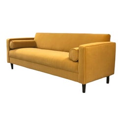 Brandneues, modernes Sofa mit honiggelbem Samtbezug, hergestellt in den USA.