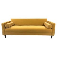 Brandneues, modernes Sofa mit honiggelbem Samtbezug, hergestellt in den USA.