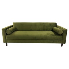 Brandneues, modernes Sofa/Couch mit avocadogrünem Samtbezug, hergestellt in den USA.