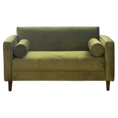 Brandneues Zweisitzer-Sofa mit avocadogrünem Samtbezug und Massivholzgestell.