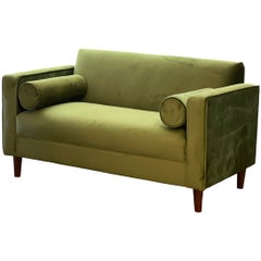 Brandneues Zweisitzer-Sofa mit avocadogrünem Samtbezug und Massivholzgestell.
