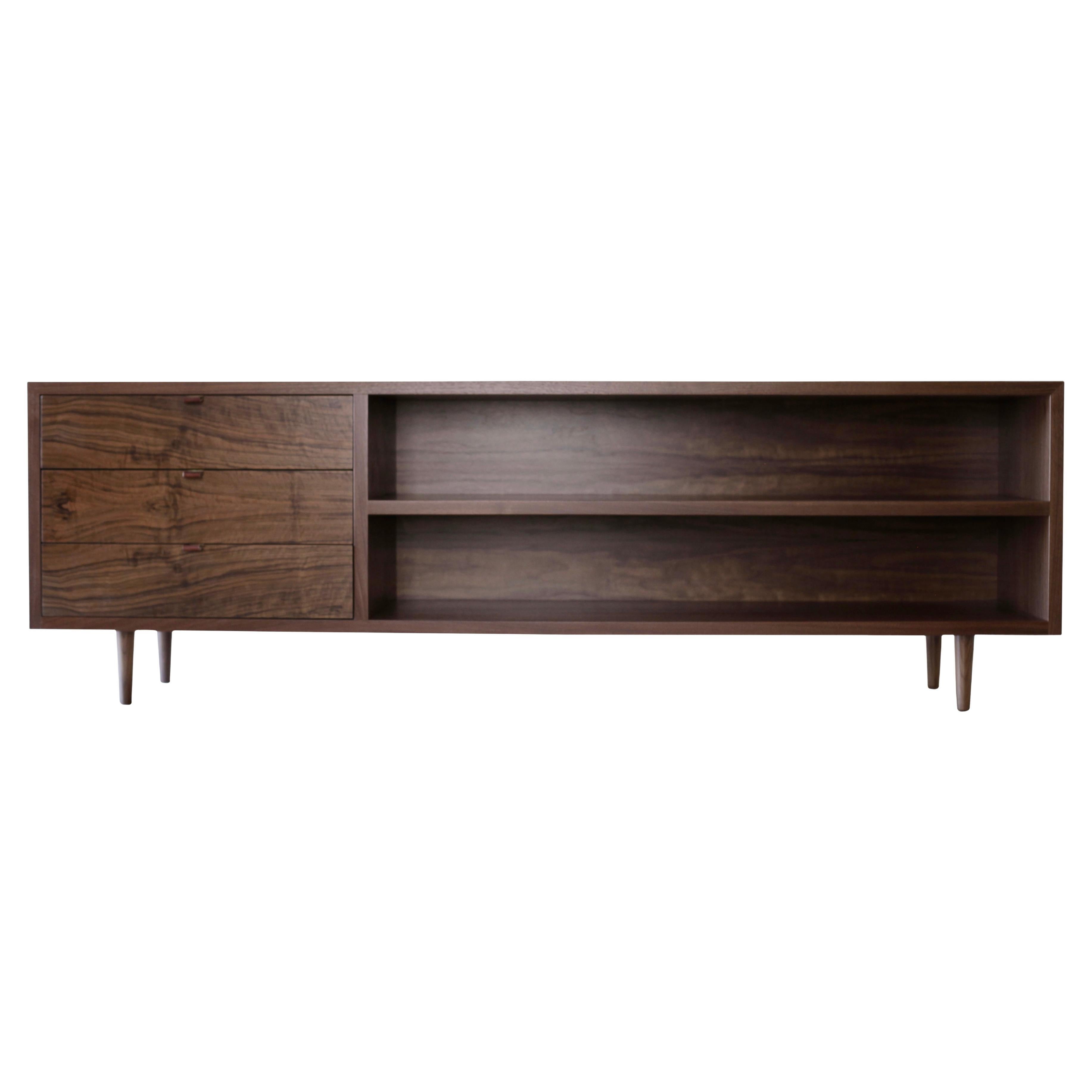 Ce buffet en noyer d'inspiration Mid-Century a été conçu pour offrir un espace de rangement supplémentaire dans la maison d'hôtes d'un client, ici à Santa Fe. Elle aime le design midcentury et la maison d'hôtes a des lignes contemporaines que nous