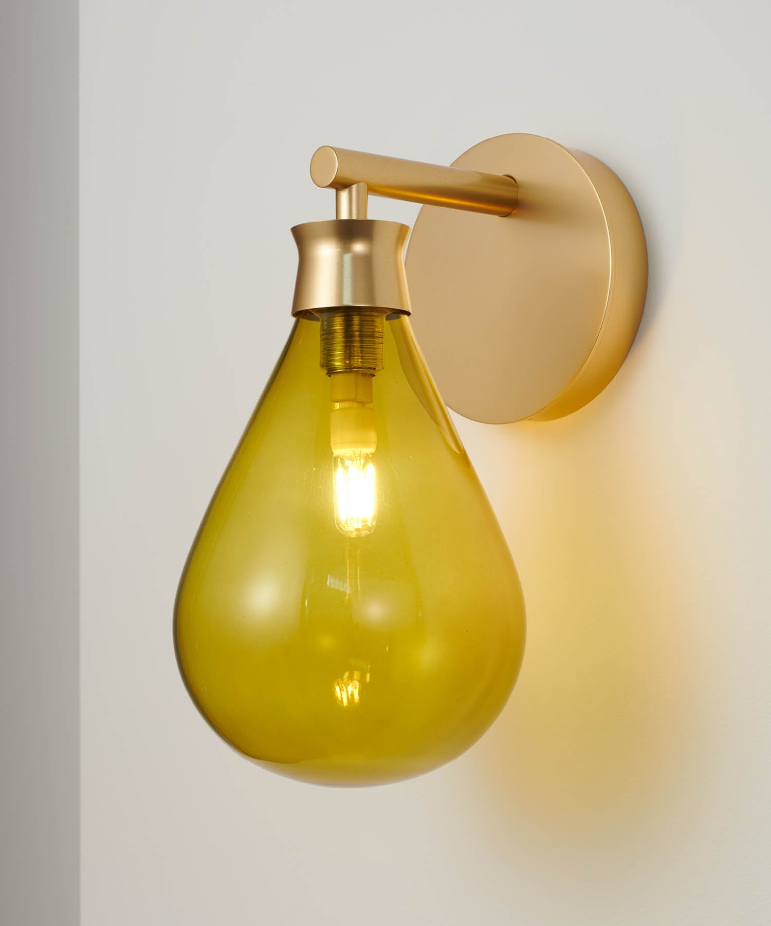 Contemporary and refined, the Cintola wall light combines hand-blown glass with a precision-machined aluminium body.
Available in a range of seven glass colours and three metal finishes, the wall light can also be mounted in two different