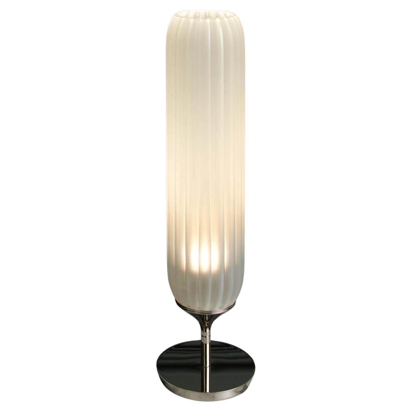 Con su diseño estilizado y elegante, la Lámpara de Mesa Pod se presenta en acabados de níquel pulido, cromo u oro, junto con una selección de colores RAL con recubrimiento en polvo. Sus líneas contemporáneas y limpias combinan a la perfección con el