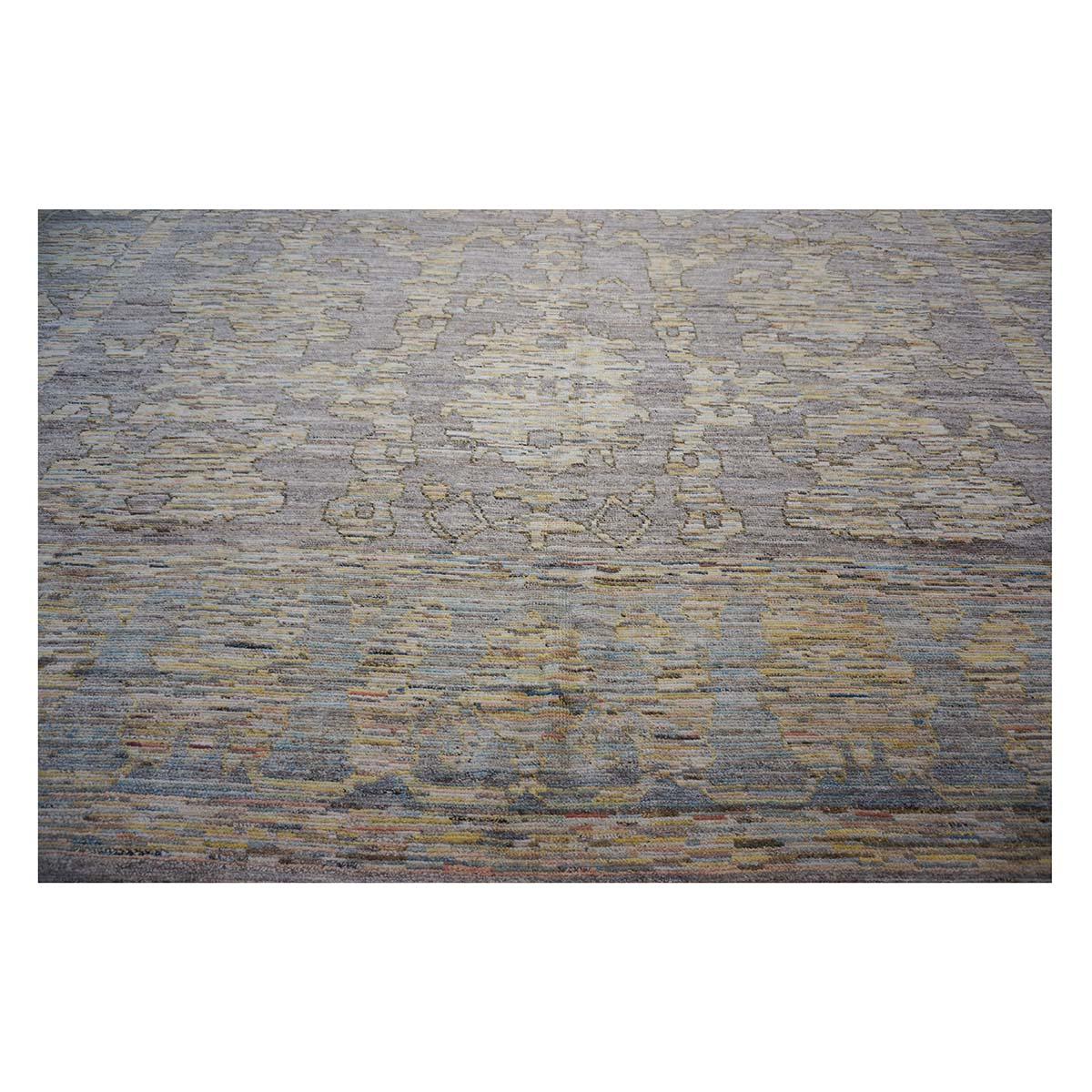   Ashly Fine Rugs présente un tapis turc Oushak 13x19 du 21e siècle, fabriqué à la main. Les tissages d'Oushak ont commencé juste au sud d'Istanbul, dans une région qui allait donner son nom au tapis, Oushak. Bien que les nomades aient d'abord