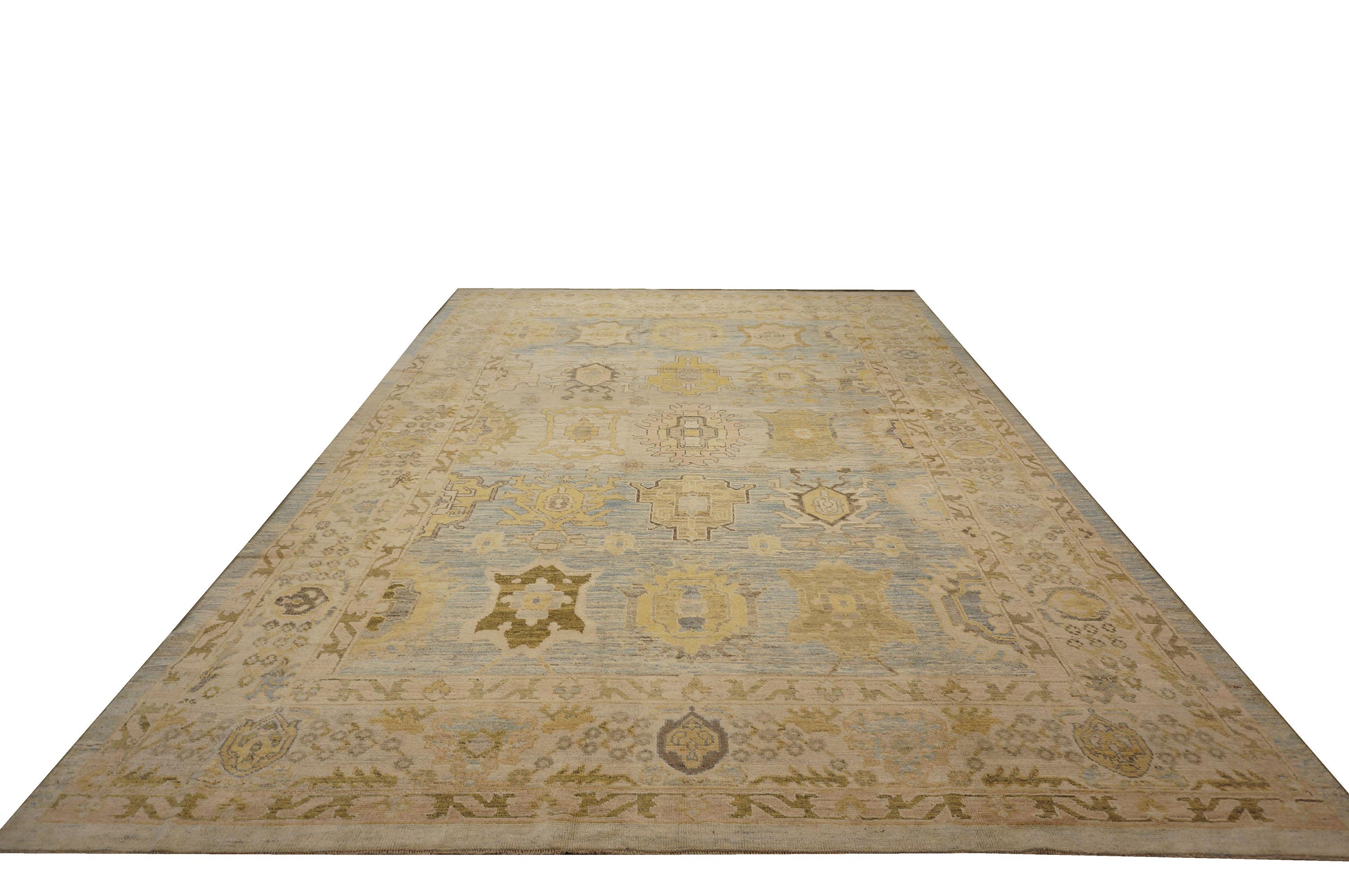   Ashly Fine Rugs présente un tapis turc Oushak 11X17 du 21e siècle, fabriqué à la main. Les tissages d'Oushak ont débuté au sud d'Istanbul, dans une région qui allait donner son nom au tapis, Oushak. Bien que les nomades aient d'abord produit des