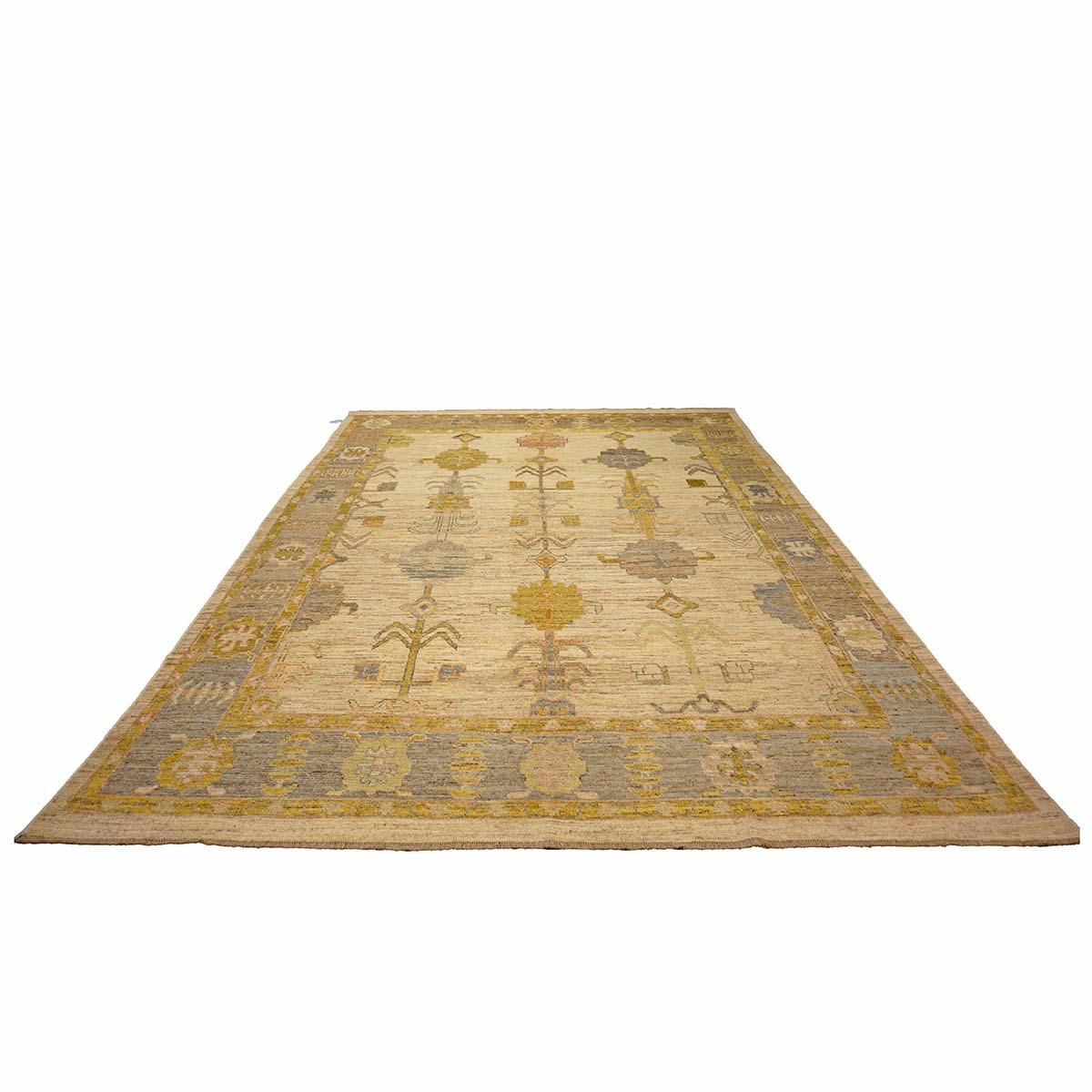  Ashly Fine Rugs présente un tapis turc Oushak 9x12 du 21e siècle, fabriqué à la main. Les tissages d'Oushak ont débuté au sud d'Istanbul, dans une région qui allait donner son nom au tapis, Oushak. Bien que les nomades aient d'abord produit des