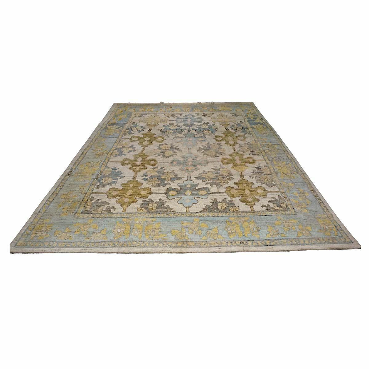   Ashly Fine Rugs présente un tapis turc Oushak 9x12 du 21e siècle, fabriqué à la main. Les tissages d'Oushak ont débuté au sud d'Istanbul, dans une région qui allait donner son nom au tapis, Oushak. Bien que les nomades aient d'abord produit des