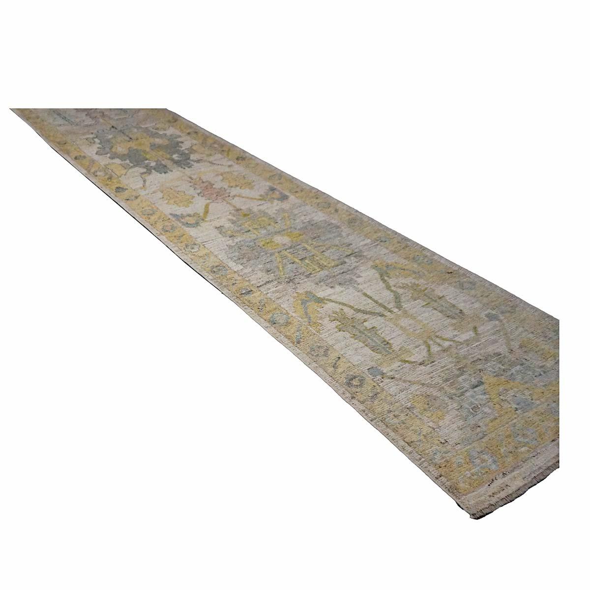 Turc 21e siècle Tapis de course turc Oushak 3X18 or, ivoire et anthracite fait à la main en vente