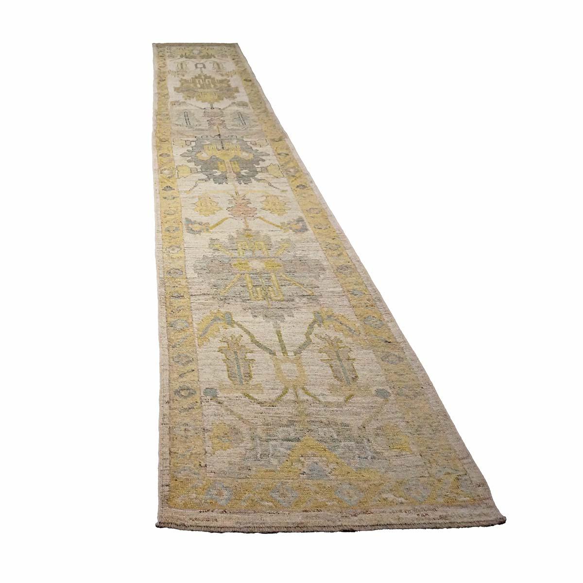   Ashly Fine Rugs présente un tapis turc Oushak 3X18 du 21e siècle, fabriqué à la main. Les tissages d'Oushak ont commencé juste au sud d'Istanbul, dans une région qui allait donner son nom au tapis, Oushak. Bien que les nomades aient d'abord