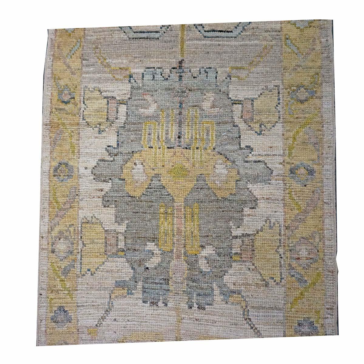 Laine 21e siècle Tapis de course turc Oushak 3X18 or, ivoire et anthracite fait à la main en vente