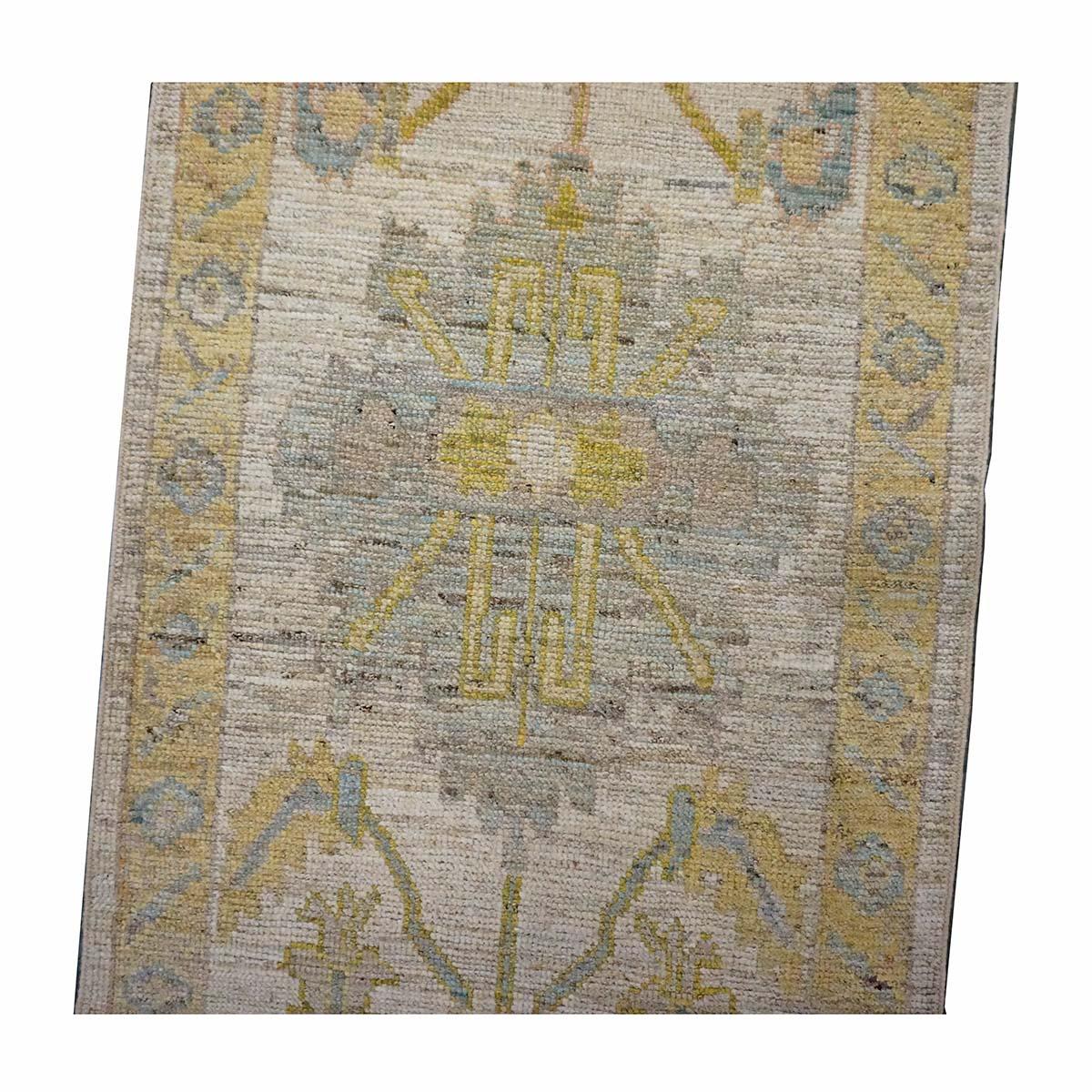 21e siècle Tapis de course turc Oushak 3X18 or, ivoire et anthracite fait à la main en vente 1