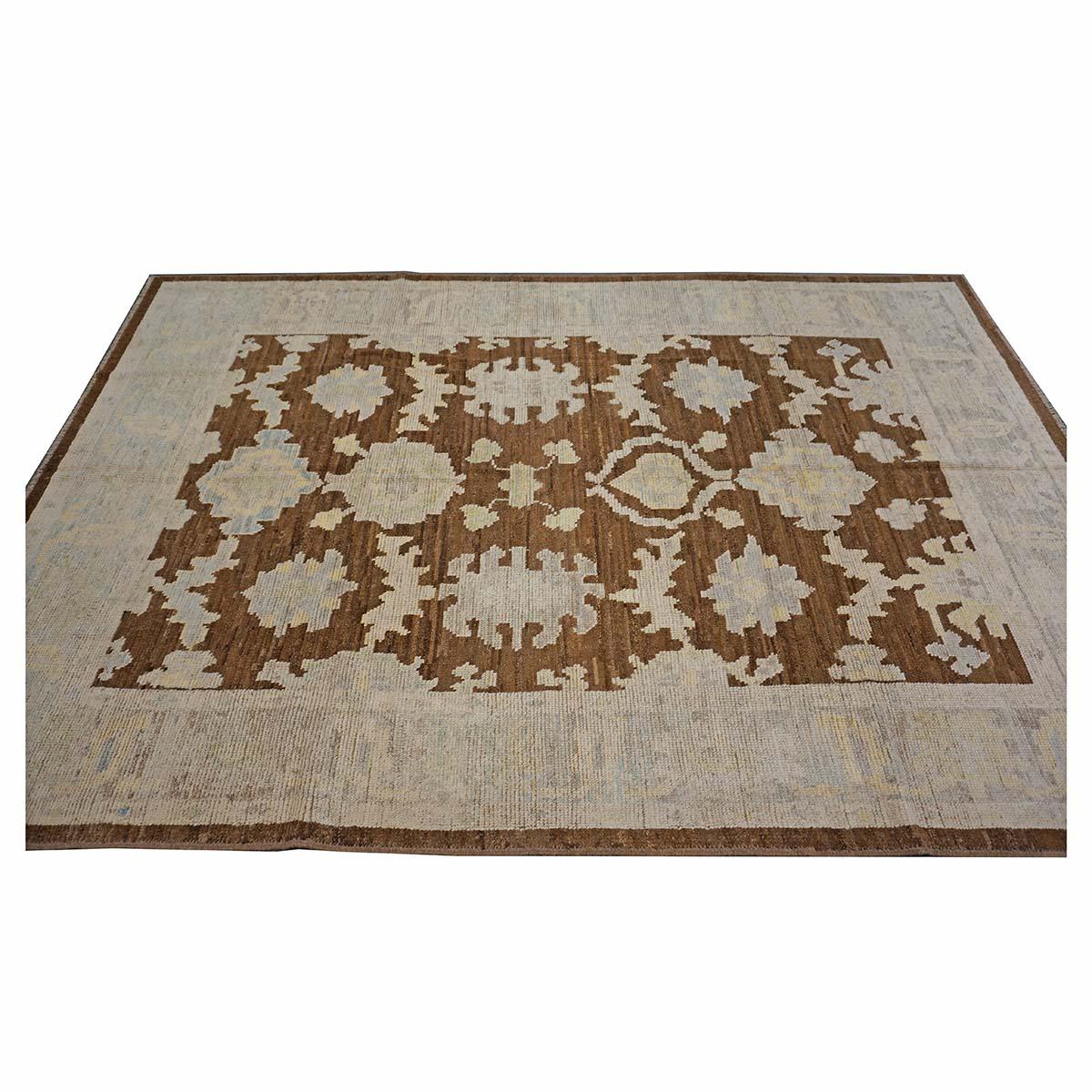   Ashly Fine Rugs presenta un tappeto turco Oushak 7X10 fatto a mano del XXI secolo. La tessitura di Oushak iniziò in una località a sud di Istanbul, in una regione che sarebbe diventata il nome del tappeto, Oushak. Sebbene all'inizio i nomadi