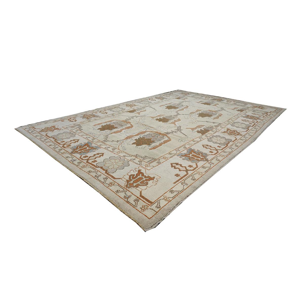   Ashly Fine Rugs präsentiert einen türkischen Oushak 9X12 handgefertigten Teppich des 21. Jahrhunderts. Die Oushak-Knüpfungen begannen an einem Ort südlich von Istanbul, in einer Region, die der Namensgeber des Teppichs werden sollte, Oushak.