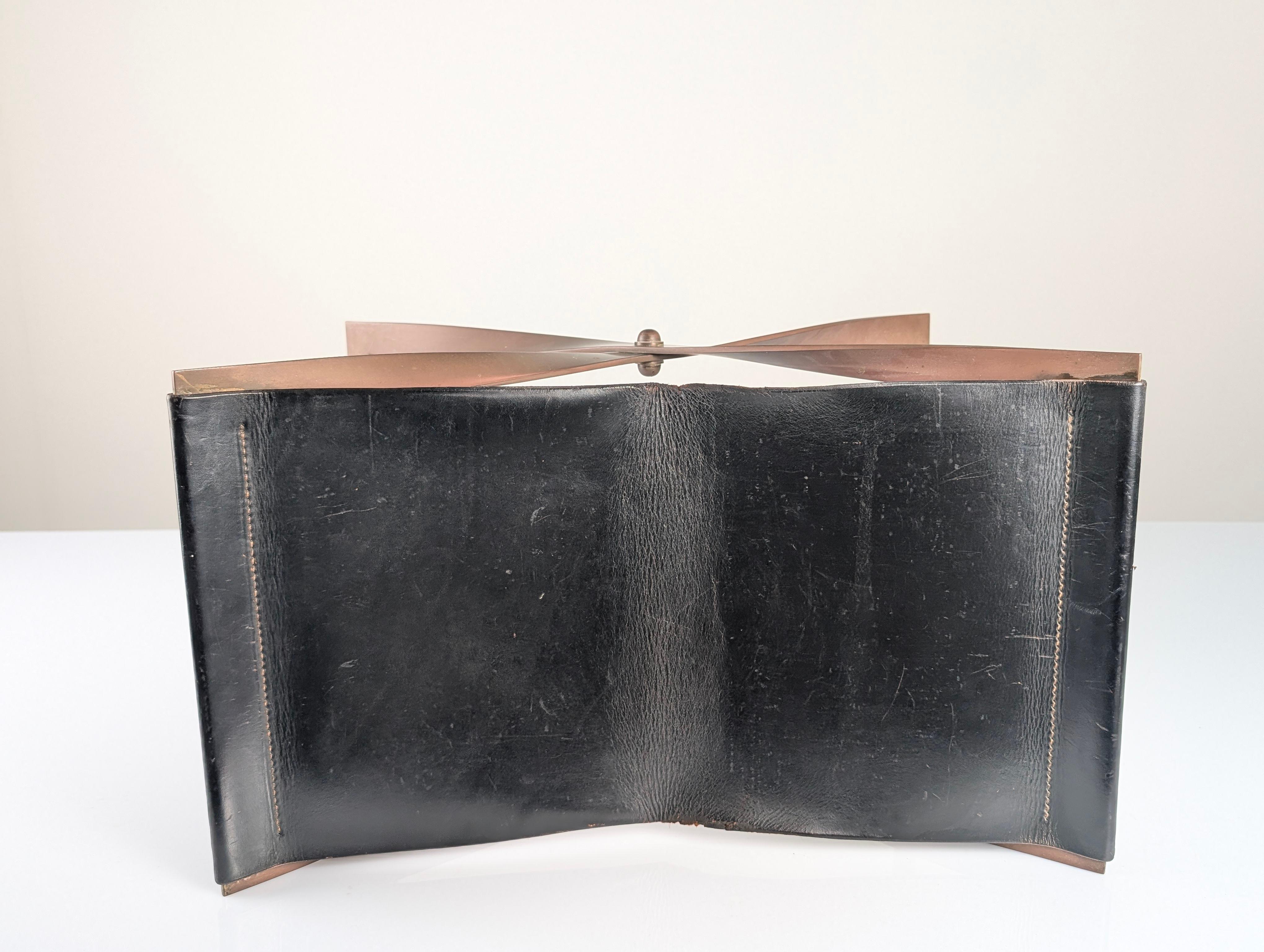 Metà XX secolo Sgabello Foldes in acciaio e pelle, Danimarca 1960 in vendita