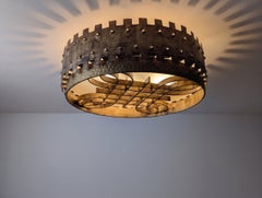 Lustre brutaliste en fer forgé doré du milieu du siècle, avec motif de château, années 1940