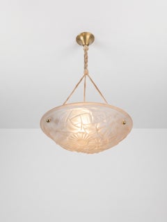 Lampada a sospensione in vetro modellato rosa in stile Art Déco francese di Degué, con motivi floreali, anni '30