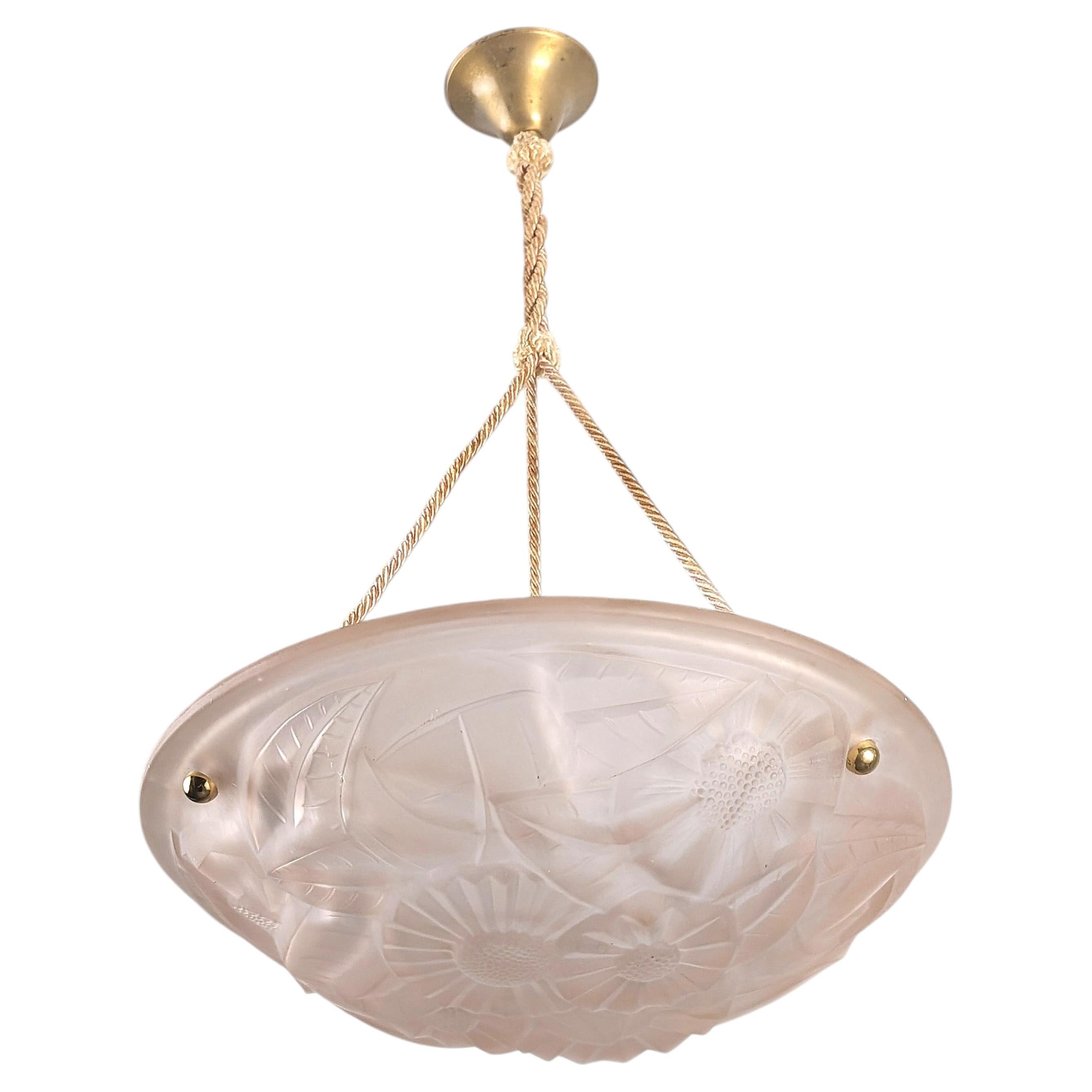 Suspension Art déco française en verre moulé rose, signée Degué, motif floral, années 1930 en vente