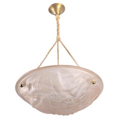 Lampada a sospensione in vetro modellato rosa in stile Art Déco francese di Degué, con motivi floreali, anni '30