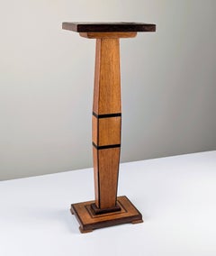 Colonna con piedistallo in stile Art Déco con intarsio geometrico e legno intarsiato, Francia, anni ’20