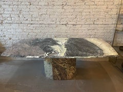 Mesa de comedor postmoderna de mármol Cipollino Ondulato de los años 70 con borde acanalado