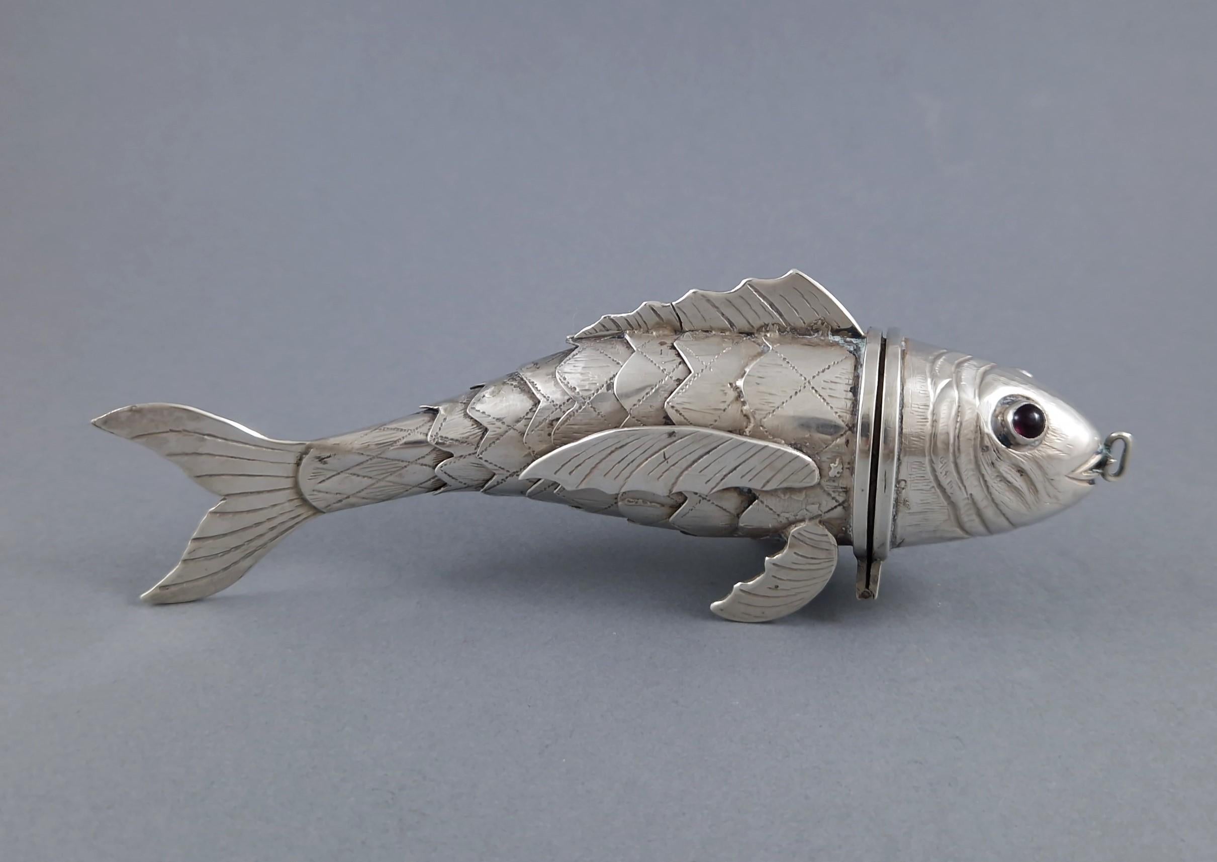 Judaïque Boîte à épices en argent sterling Besamim
Poisson articulé
Argent sterling espagnol poinçonné : une étoile
Poids : 119 grammes
