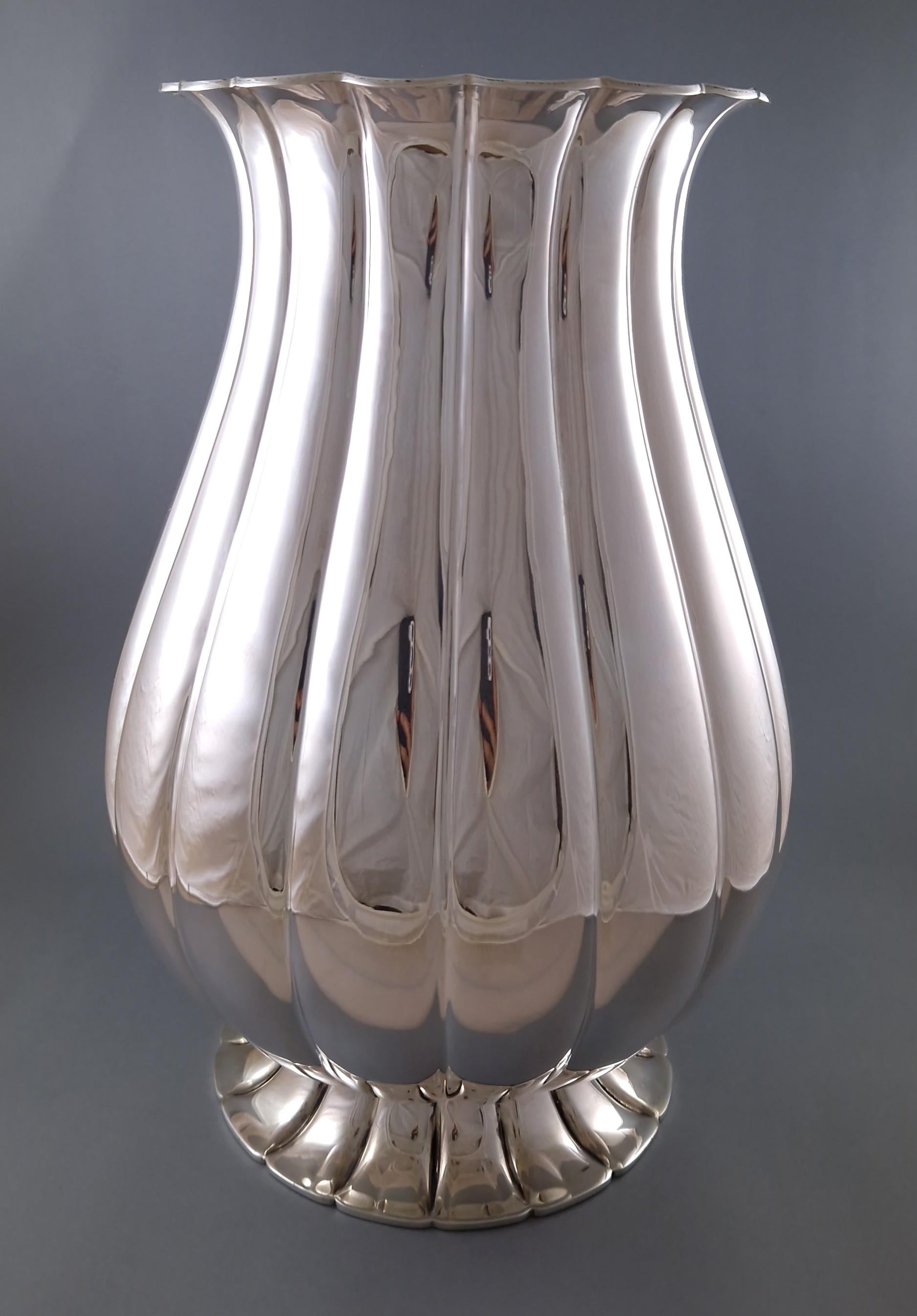 Large Sterling Silver Baluster Vase
Featuring a vertically fluted (gadrooned) design across the entire body, with a matching molded foot.
Italian work from the 1970s.
Hallmarked 800 silver with silversmith's mark: Broggi.
Height: 35 cm
Weight: 1852