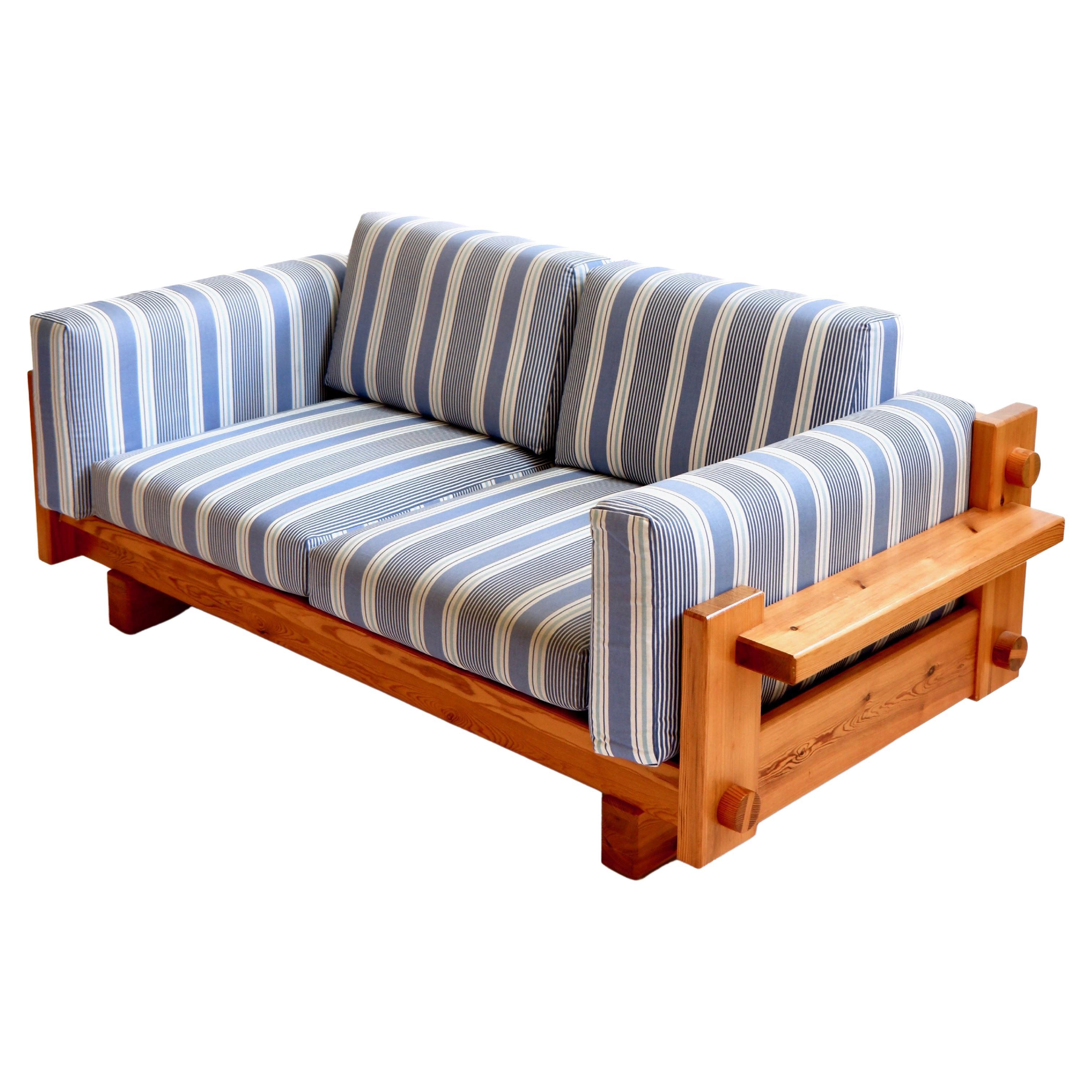 Seltenes Sofamodell Kontrapunkt, entworfen von Yngve Ekström, hergestellt von Swedese Möbler AB in Schweden in den 70er Jahren. Das Sofa ist ein zwei bis drei Seiten Couch in massiver Kiefer und einem Streifen blau orginial Stoff in wirklich gutem