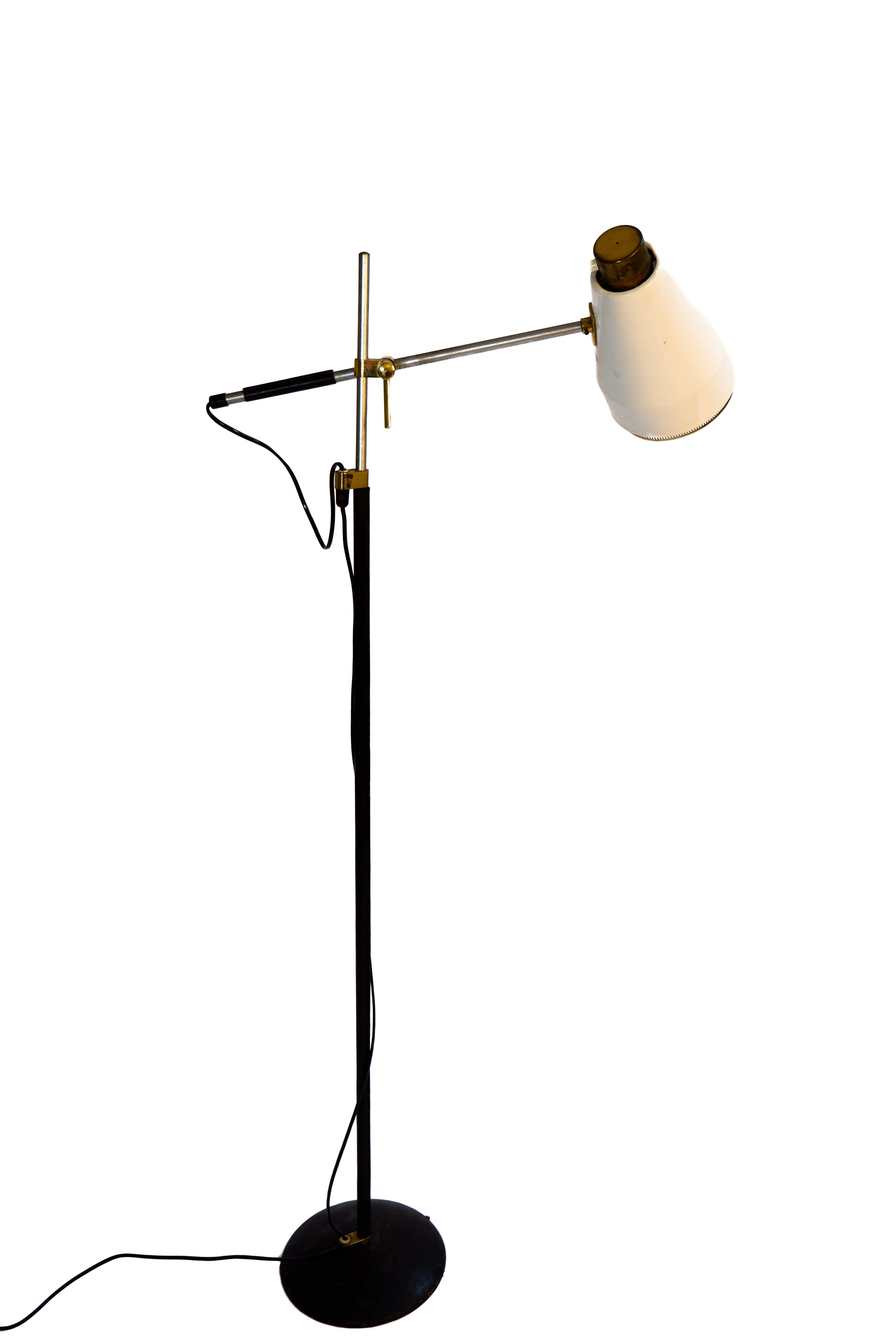 Lampada da terra regolabile progettata da Viljo Hirvonen. Modello H801
Il braccio può essere regolato in alto e in basso sullo stelo e orientato in tutte le direzioni.Paralume in alluminio laccato bianco sporco, ottone, ottone placcato e pelle