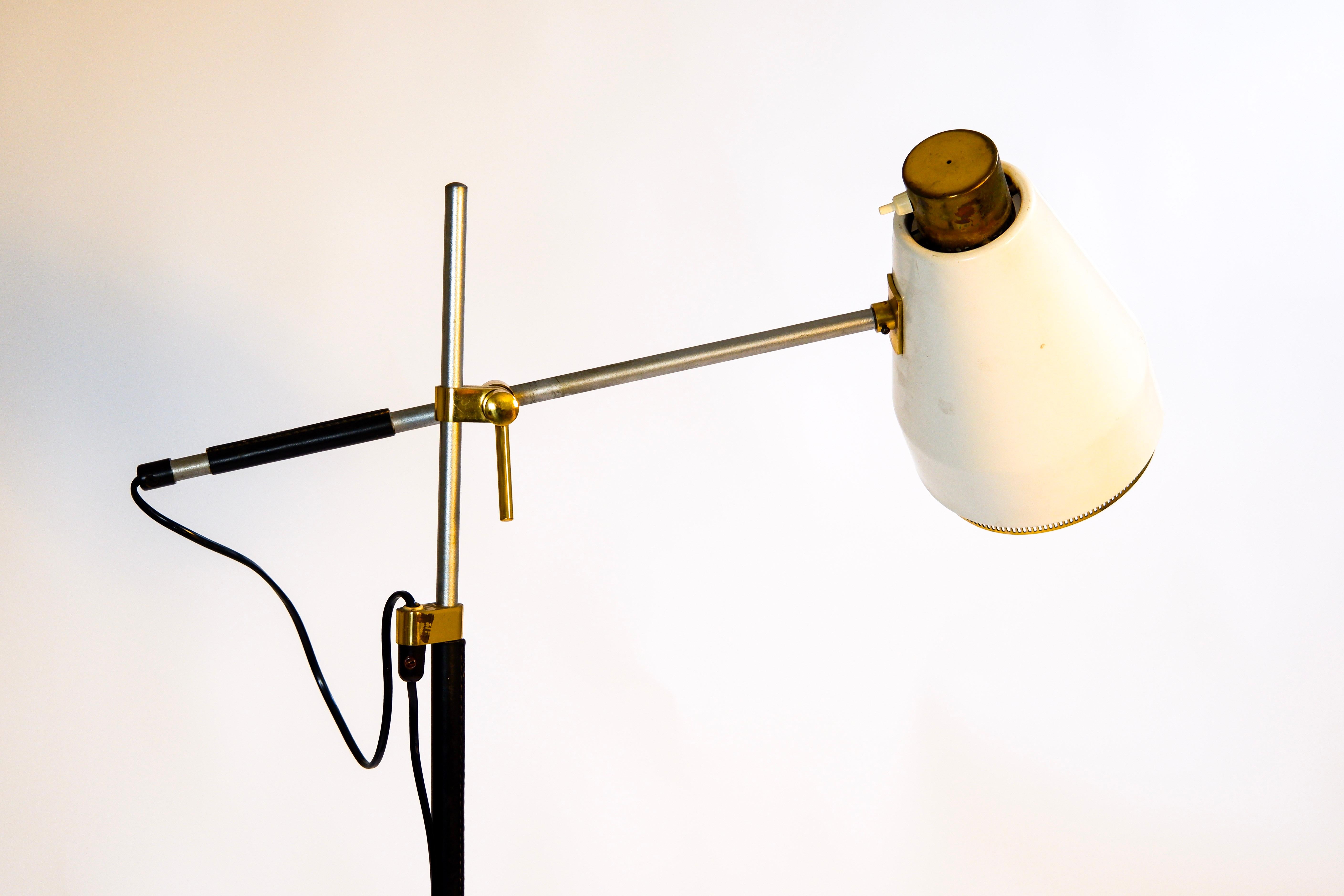 Scandinavo moderno Viljo Hirvonen per Valaistustyö, lampada da terra regolabile, pelle e ottone, anni '60 in vendita