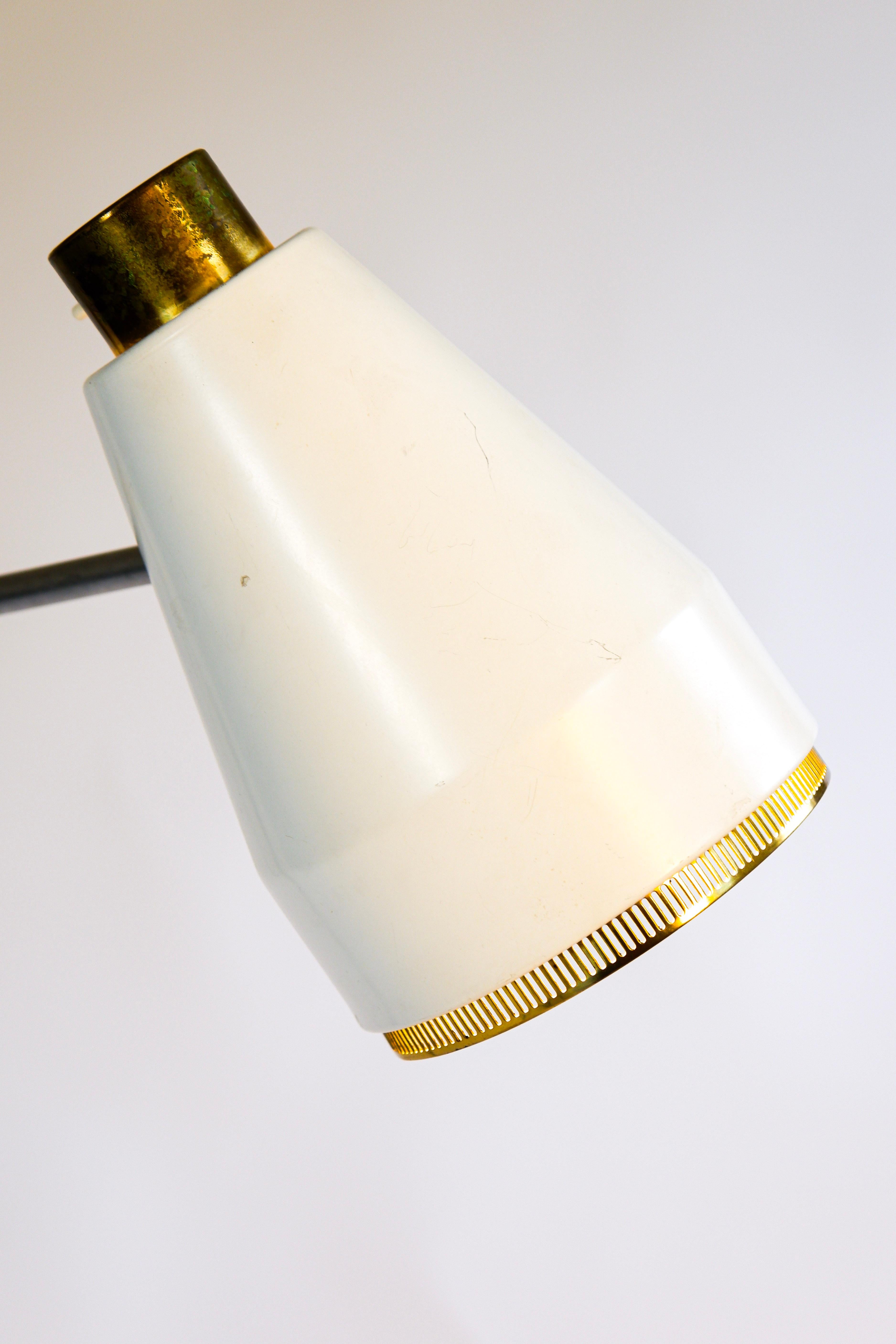 Finlandese Viljo Hirvonen per Valaistustyö, lampada da terra regolabile, pelle e ottone, anni '60 in vendita