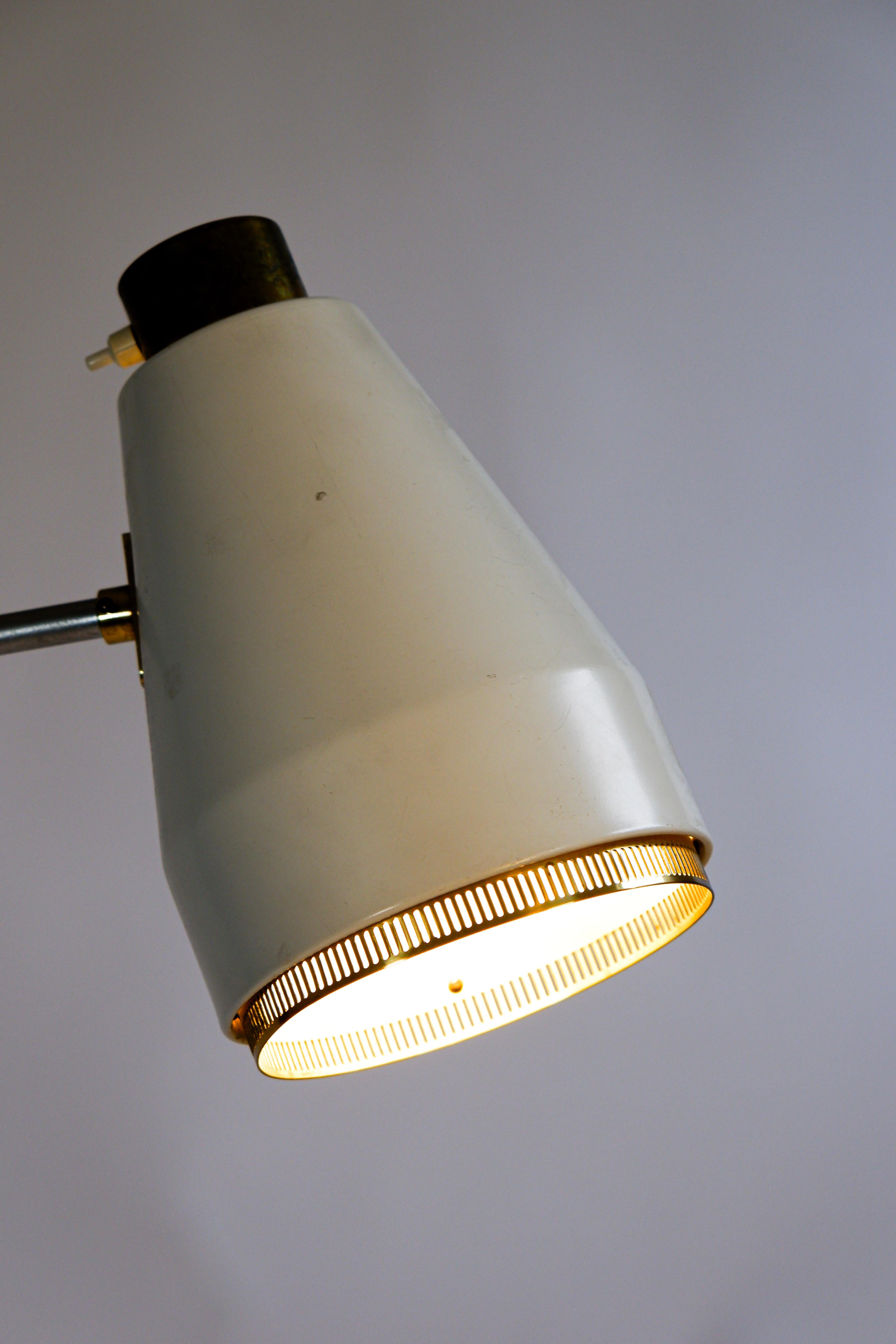 Metà XX secolo Viljo Hirvonen per Valaistustyö, lampada da terra regolabile, pelle e ottone, anni '60 in vendita