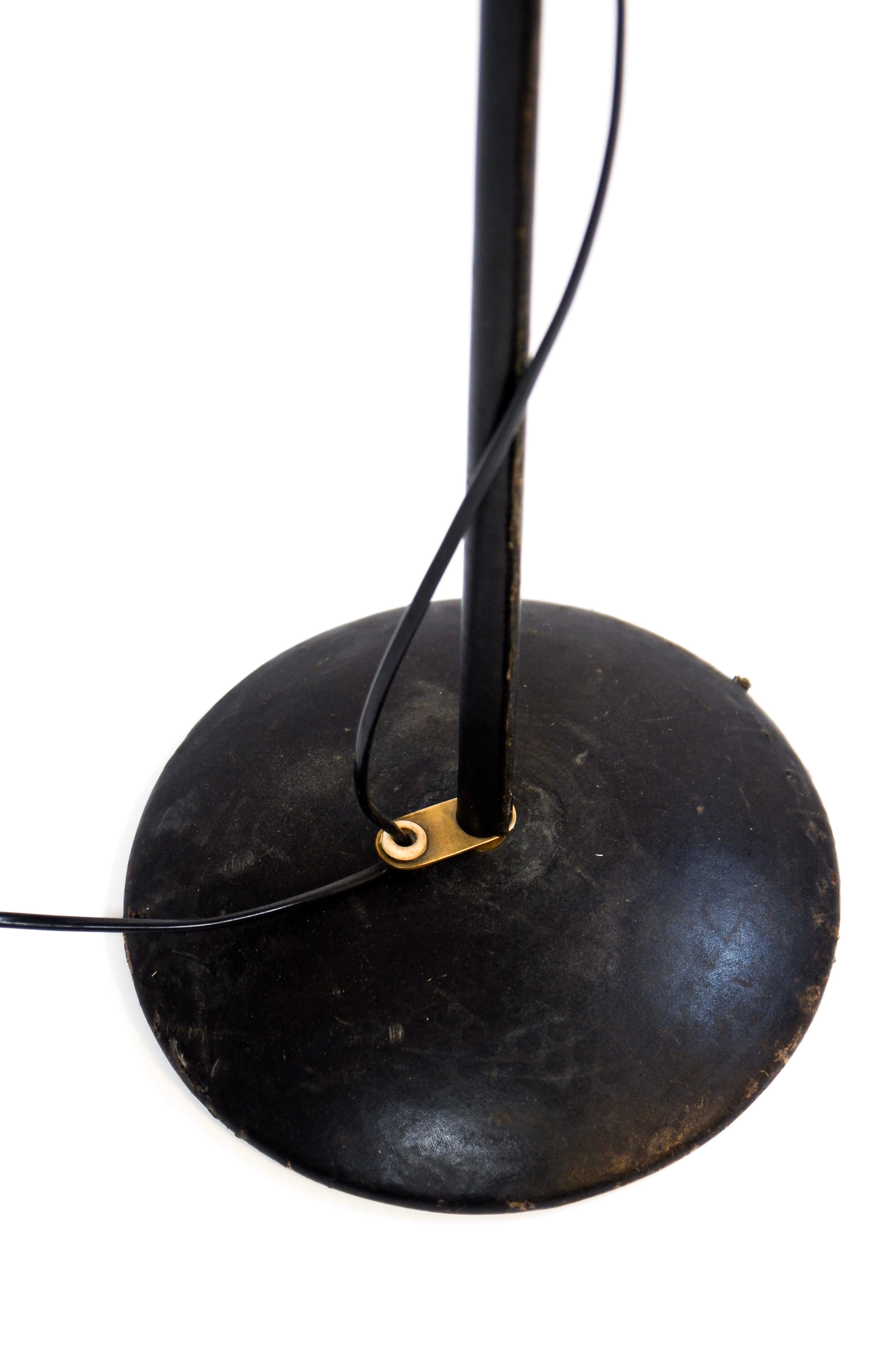 Viljo Hirvonen per Valaistustyö, lampada da terra regolabile, pelle e ottone, anni '60 in vendita 1