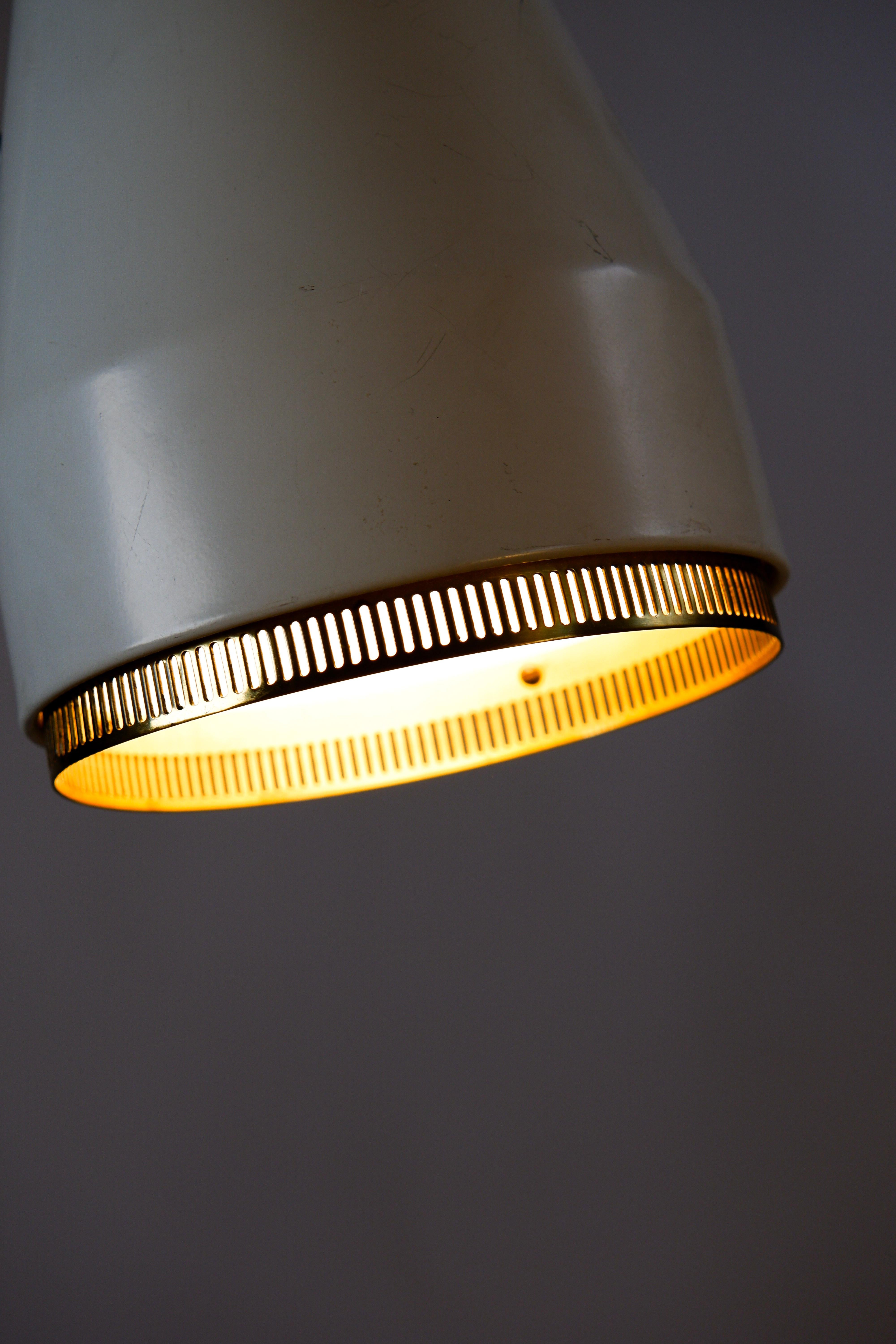 Alluminio Viljo Hirvonen per Valaistustyö, lampada da terra regolabile, pelle e ottone, anni '60 in vendita