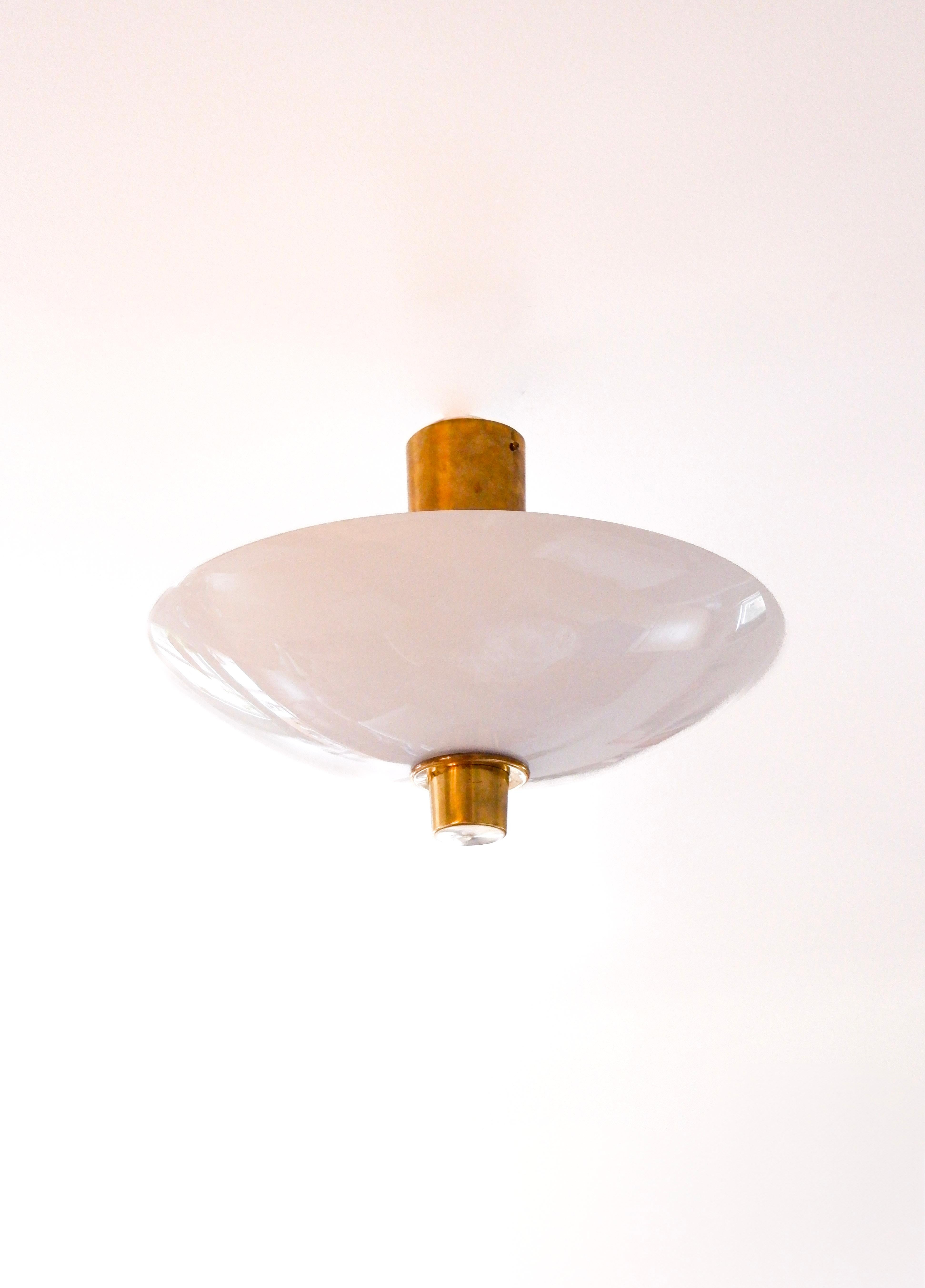 Paavo Tynell Modell 9045, großes Opalglas und Messing für Taito um 1960. im Angebot 3